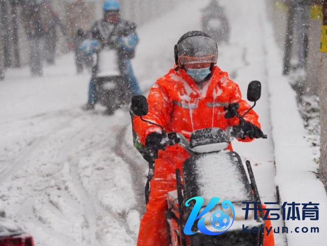 外卖小哥暴雪中恰当前行送餐