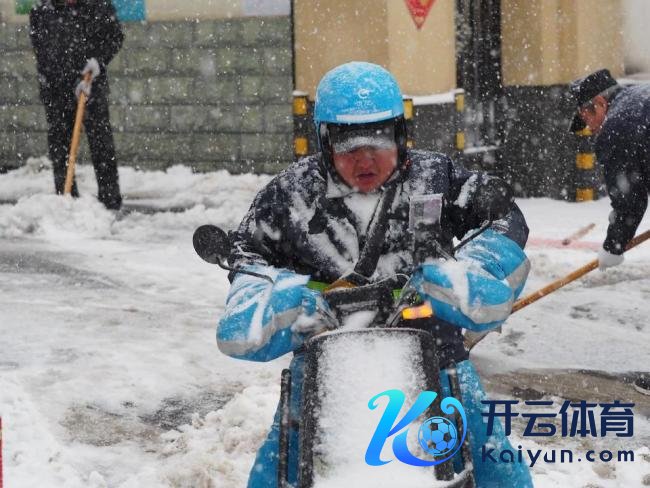外卖小哥暴雪中恰当前行送餐 湿滑路面艰巨骑行