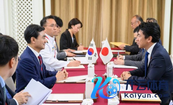 当地时刻5月30日，韩国国防部主座安圭伯和日本退守大臣小泉进次郎举行会谈。 韩国国防部向韩媒提供